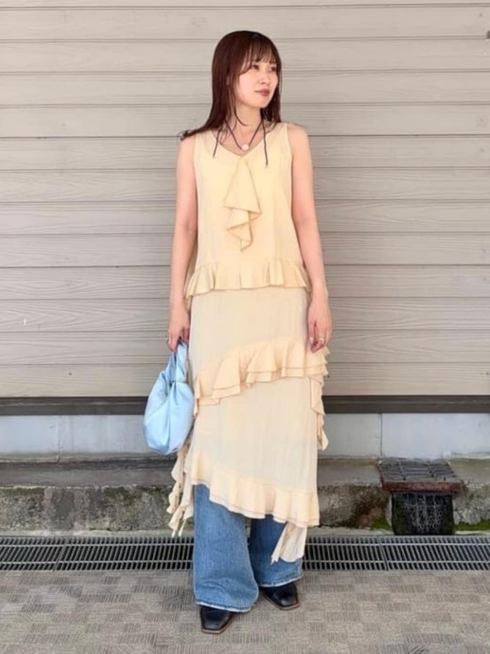ブルー系のトートバッグ、ベージュ系のスカート、ベージュ系のシャツ/ブラウスを着用したレディースの夏コーディネートの1枚目の写真