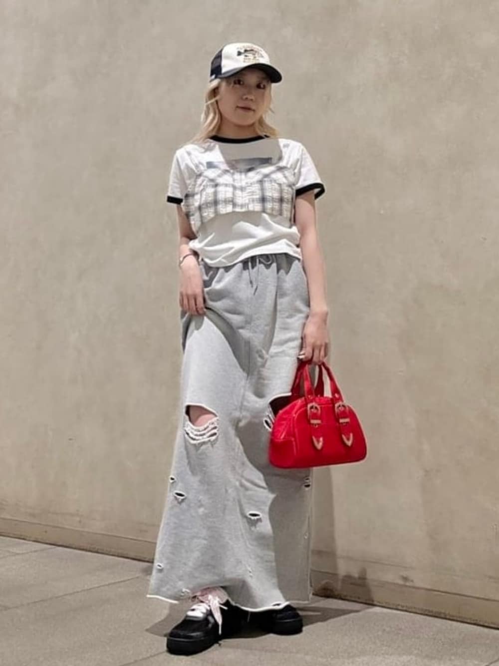 「Ray BEAMS、ビスチェ、チェック柄、スウェット、スウェットスカート、リンガーTシャツ、レイヤードスタイル、韓国ファッション、トートバッグ、スポーツミックス、春夏コーデ、お出かけコーデ、低身長コーデ、夏服、スポーティ」｜「Ray BEAMSのナイロン ボストン バッグ（ボストンバッグ、レッド系）」を使った、Ray BEAMSさん（レディース・152cm）の春コーディネートの1枚目の写真