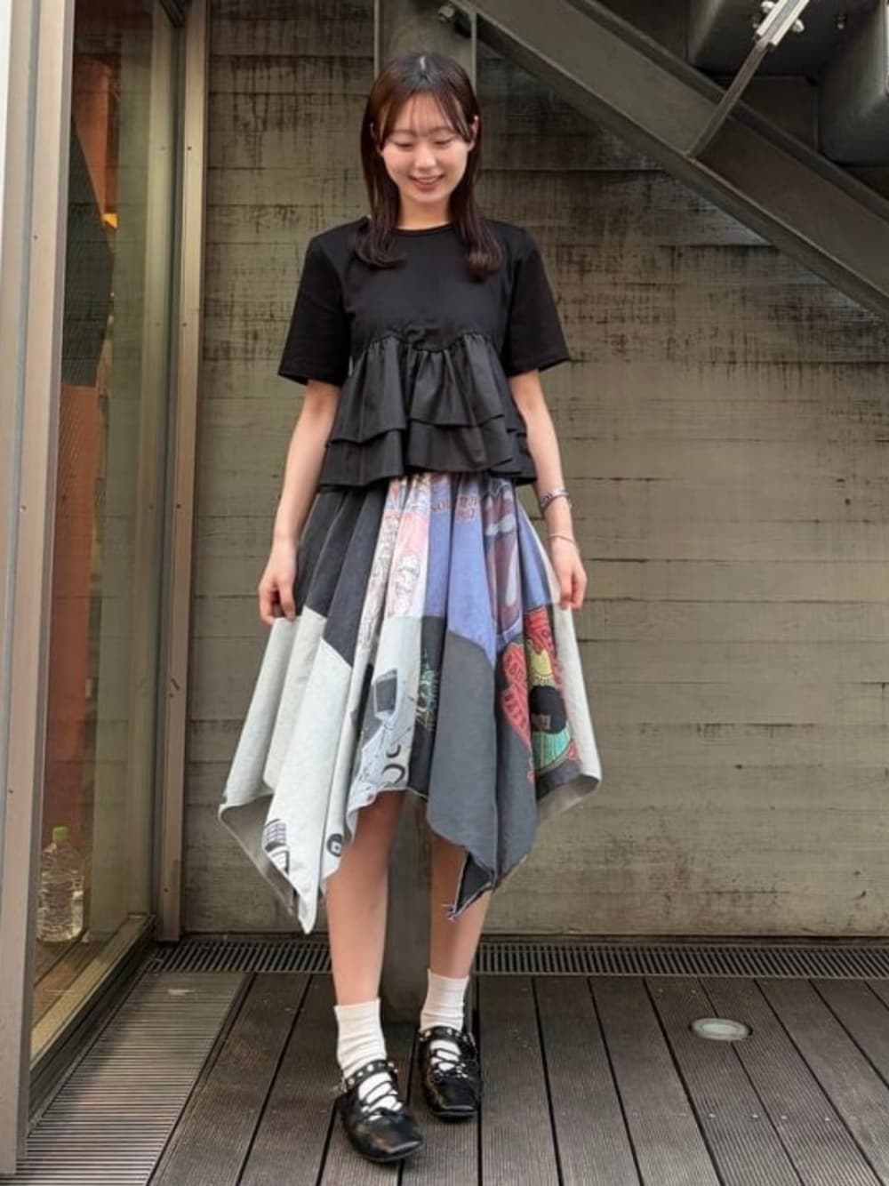 ブラック系のTシャツ/カットソー、ブラック系のパンプスを着用したレディースの春コーディネートの1枚目の写真
