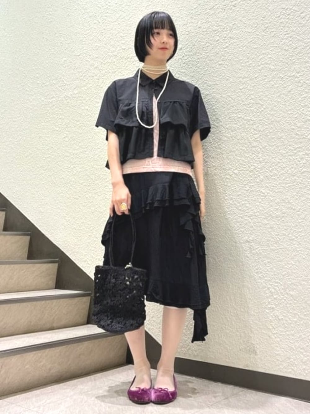 ブラック系のシャツ/ブラウス、ブラック系のかごバッグ、ブラック系のスカートを着用したレディースの夏コーディネートの1枚目の写真