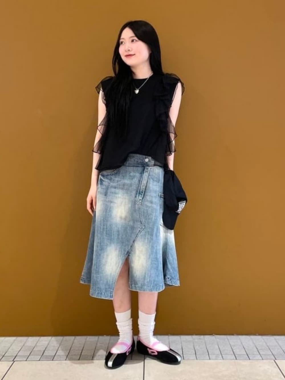 「Ray BEAMS、チュール、チュールトップス、ノースリーブ、ノースリーブトップス、Tシャツ、デニム、デニムコーデ、デニムスカート、レイヤードスタイル、夏コーデ、黒Tシャツ、きれいめカジュアル、韓国ファッション、ブラックコーデ」｜「Ray BEAMSの【別注】Anniel / スエード スニーカー（スニーカー、ブラック系）」を使った、Ray BEAMSさん（レディース・161cm）の夏コーディネートの1枚目の写真
