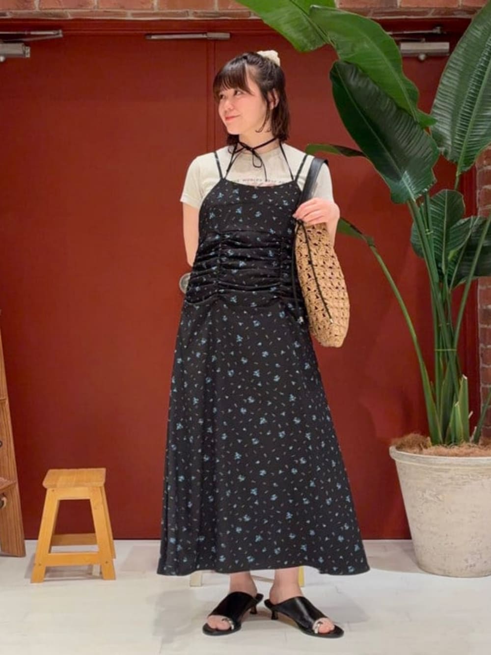 ブラック系のワンピース、ブラック系のトートバッグ、ブラック系のサンダルを着用したレディースの春コーディネートの1枚目の写真