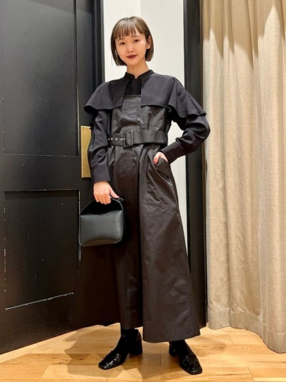 ブラック系のワンピース、ブラック系のトートバッグを着用したレディースの秋コーディネートの1枚目の写真