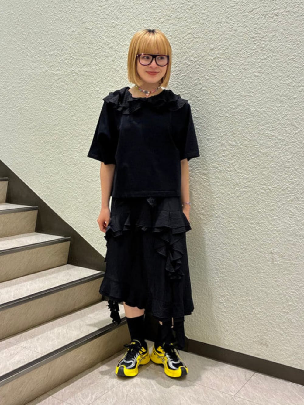 ブラック系のスカート、ブラック系のTシャツ/カットソー、ブラック系のシャツ/ブラウスを着用したレディースの夏コーディネートの1枚目の写真