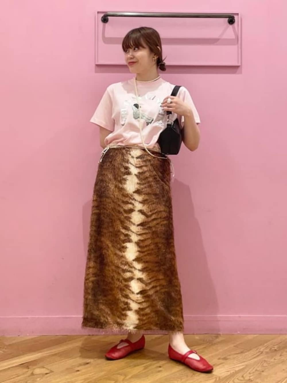 「Ray BEAMS、Tシャツ、プリントT、プリントTシャツ、フリンジ、フリンジスカート、ロングスカート、ロゴT、夏ルックで気分アップ、休日スタイル、お出かけコーデ、夏コーデ、トートバッグ、夏服コーデ、夏コーデ」｜「Ray BEAMSのフリンジ ファー タイトスカート（スカート、ブラウン系）」を使った、Ray BEAMSさん（レディース・158cm）の夏コーディネートの1枚目の写真