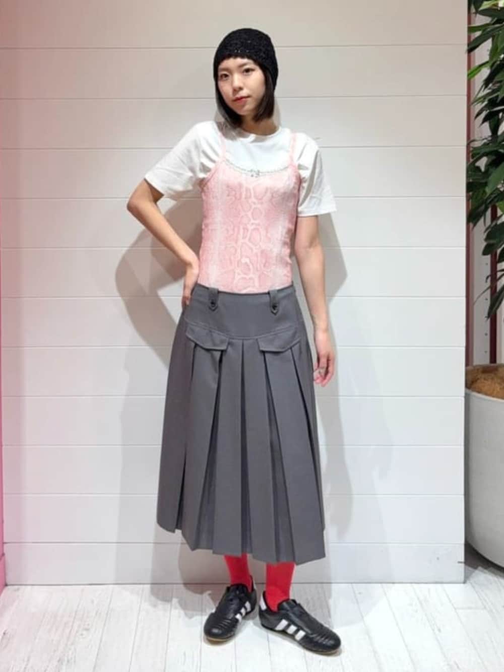 シルバー系のスカート、ホワイト系のTシャツ/カットソー、ピンク系のTシャツ/カットソーを着用したレディースの夏コーディネートの1枚目の写真