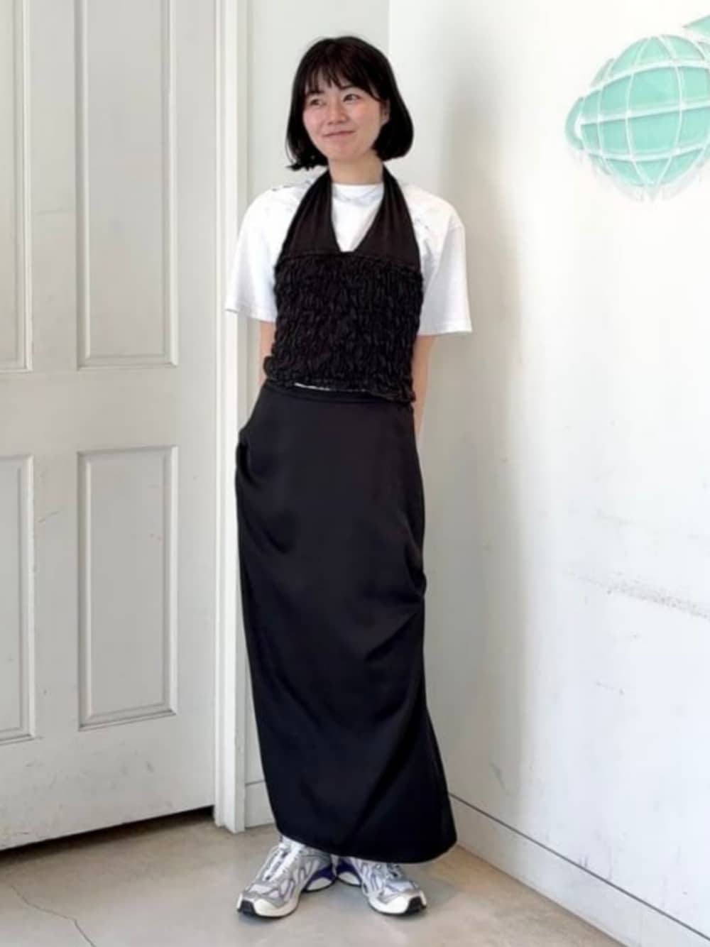 ブラック系のタンクトップ、ブラック系のスカート、ホワイト系のTシャツ/カットソーを着用したレディースの夏コーディネートの1枚目の写真