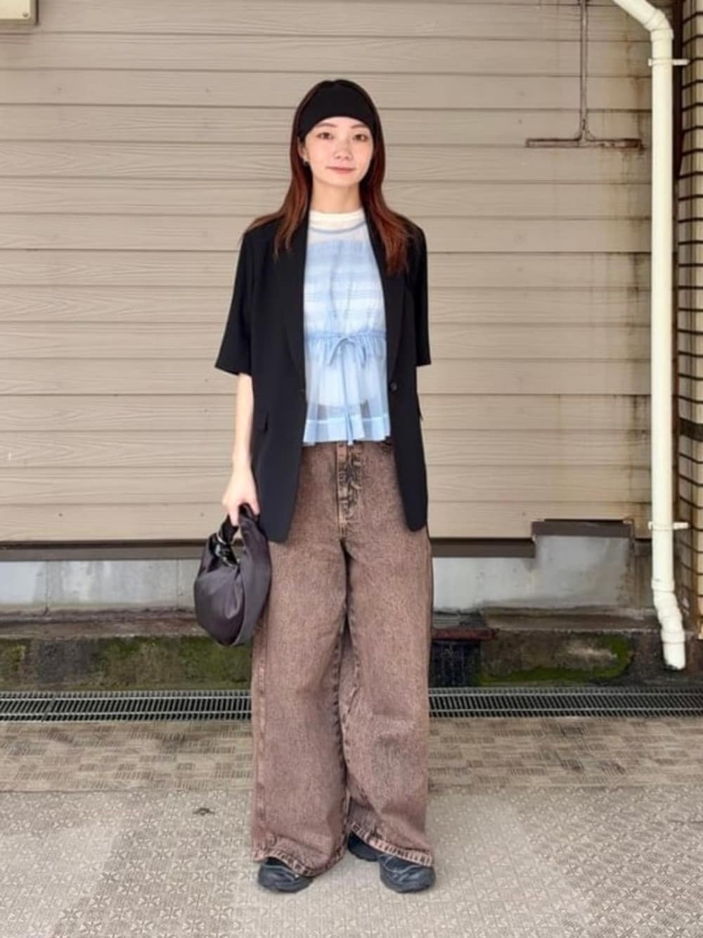 ブラウン系のデニムパンツ、ブラック系のトートバッグ、ブルー系のTシャツ/カットソーを着用したレディースの夏コーディネートの1枚目の写真