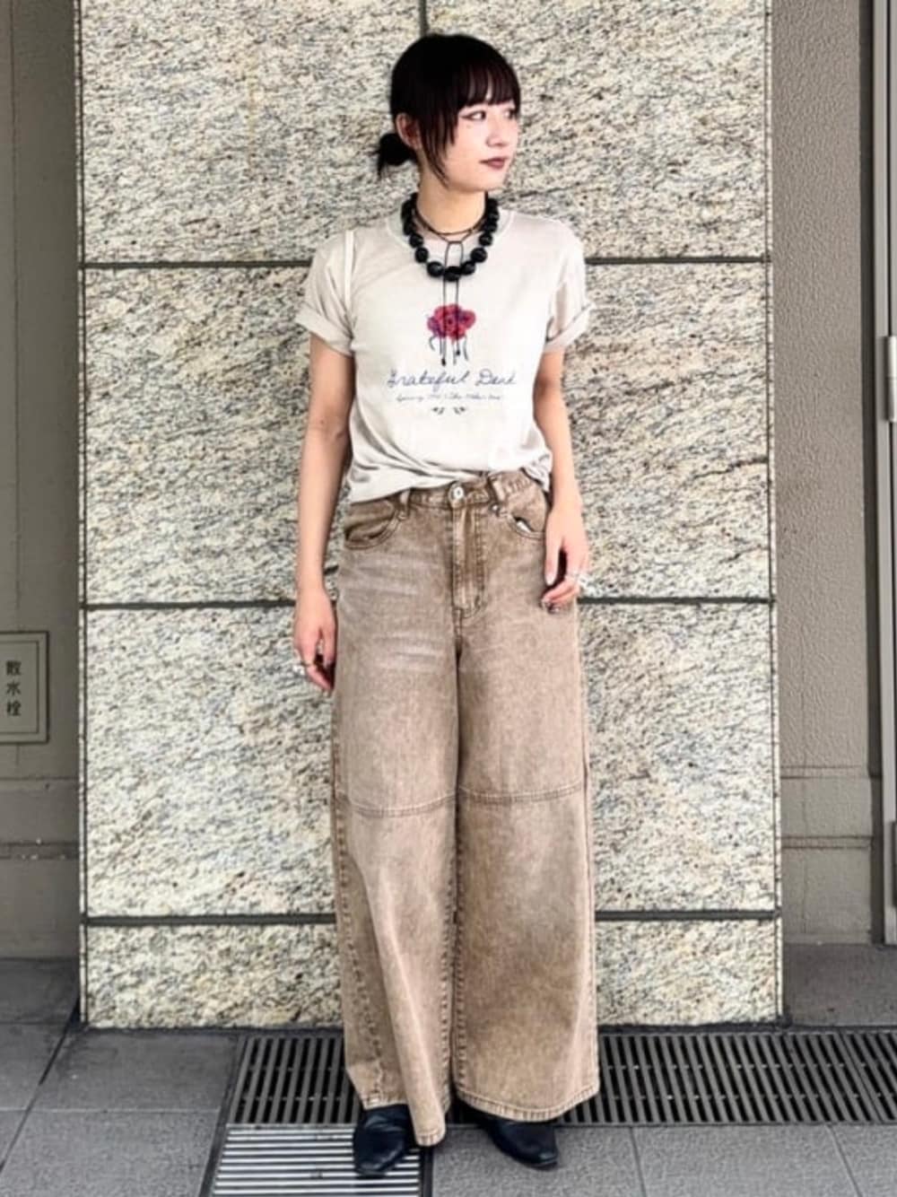 ブラウン系のデニムパンツ、ベージュ系のTシャツ/カットソー、ブラック系のネックレスを着用したレディースの夏コーディネートの1枚目の写真