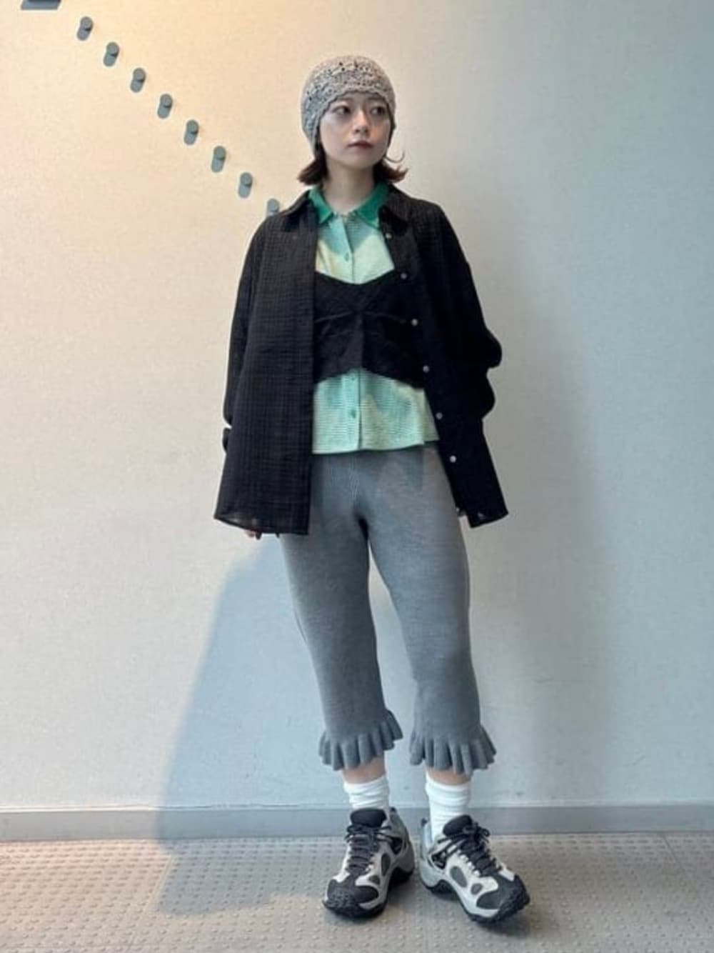 シルバー系のその他パンツ、ホワイト系のTシャツ/カットソー、ブラック系のシャツ/ブラウスを着用したレディースの秋コーディネートの1枚目の写真