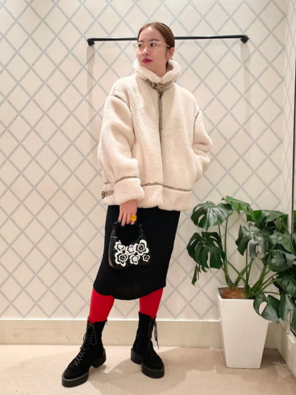 「Ray BEAMS、ボア、ボアジャケット、ボマージャケット、ファッションを楽しもう、トートバッグ、冬コーデ、冬アウター、休日スタイル、クリスマスに着たい服、オトナカジュアル、お出かけコーデ、大人女子、スカートスタイル、ミニバッグ」｜「Ray BEAMSのJW PEI / Gabbi Mini Bag（ハンドバッグ、その他）」を使った、Ray BEAMSさん（レディース・161cm）の冬コーディネートの1枚目の写真