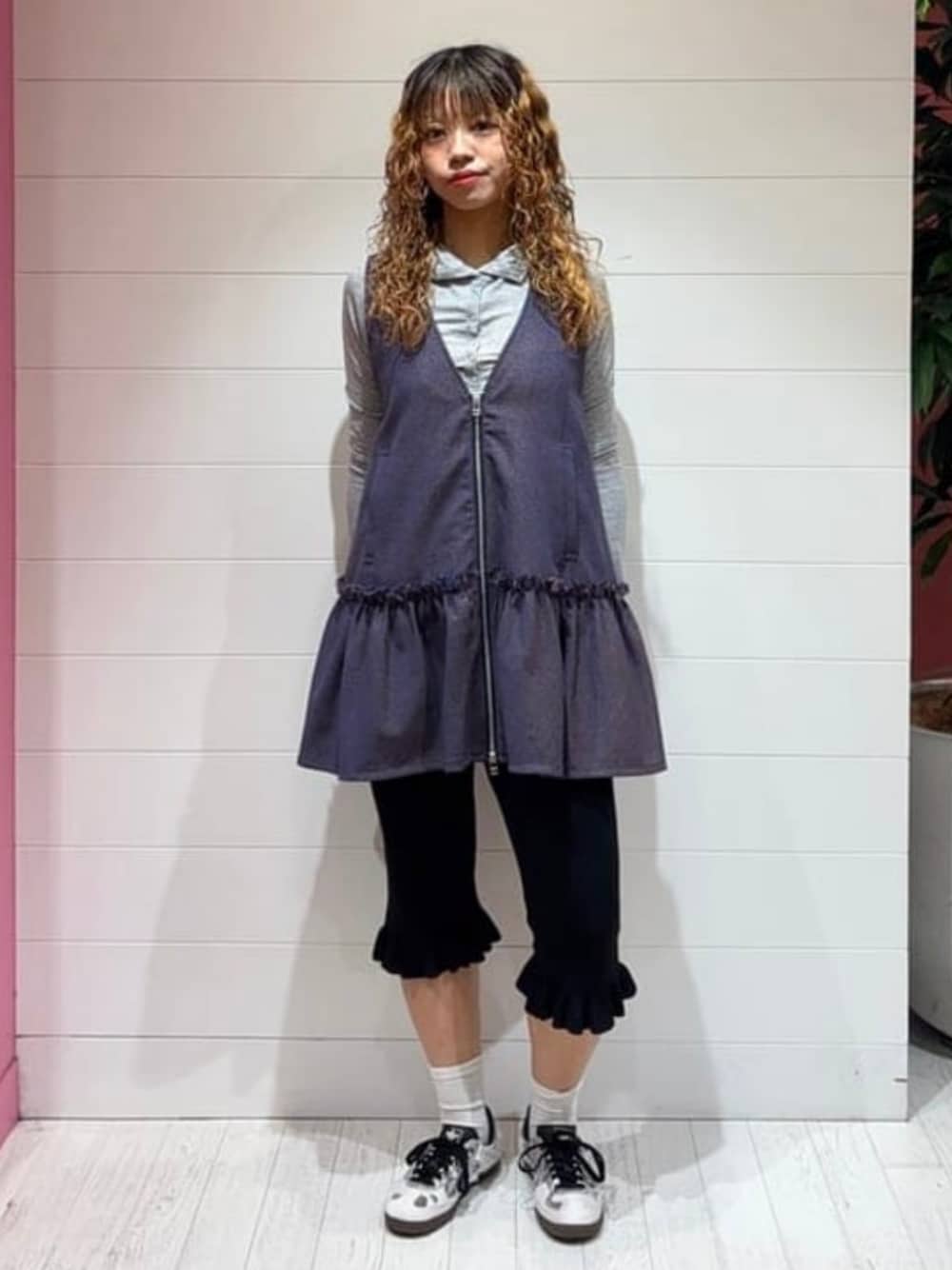 グレー系のTシャツ/カットソー、ブラック系のその他パンツ、パープル系のワンピースを着用したレディースの秋コーディネートの1枚目の写真