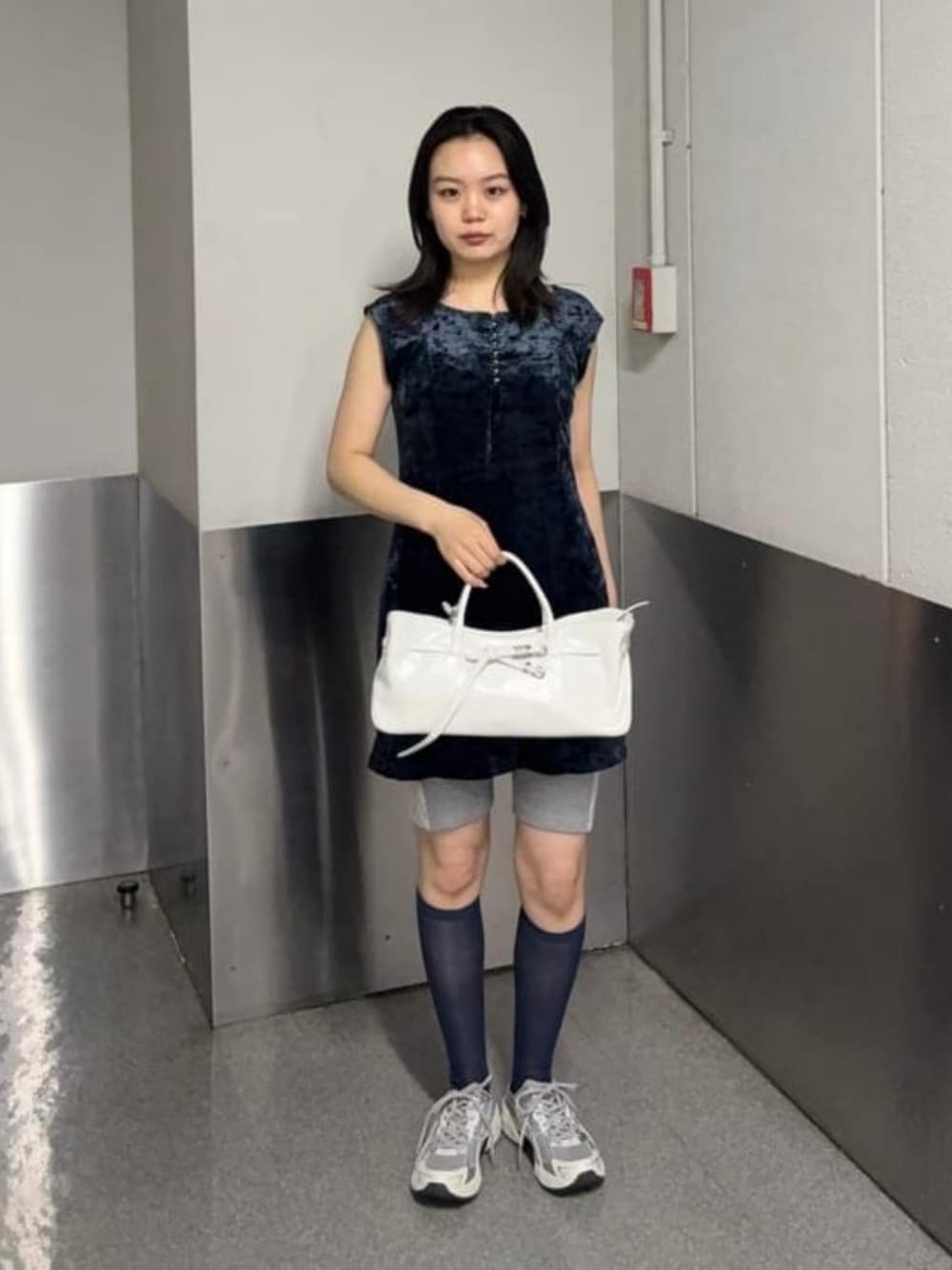 ブルー系のワンピースを着用したレディースの夏コーディネートの1枚目の写真