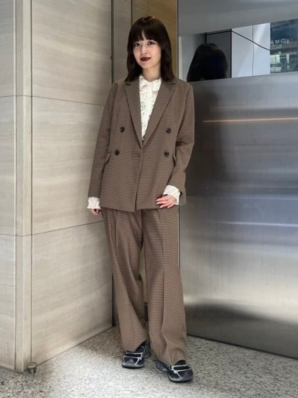 ブラウン系のスラックス、ブラウン系のテーラードジャケット、ホワイト系のシャツ/ブラウスを着用したレディースの冬コーディネートの1枚目の写真