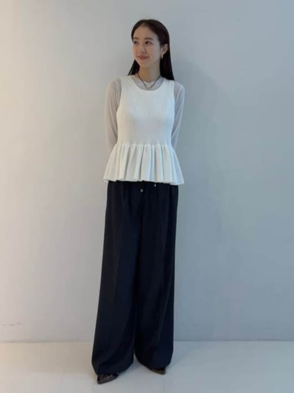 ブルー系のその他パンツ、ブラウン系のその他シューズ、ホワイト系のその他トップスを着用したレディースの夏コーディネートの1枚目の写真