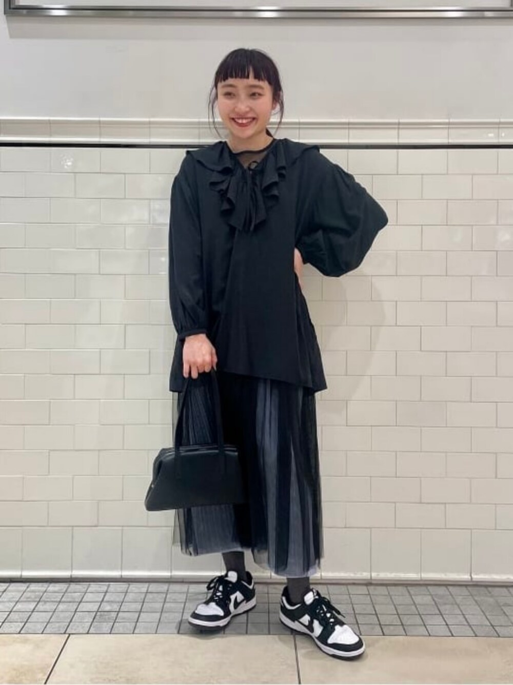 ブラック系のワンピース、ブラック系のシャツ/ブラウス、ブラック系のトートバッグを着用したレディースの春コーディネートの1枚目の写真