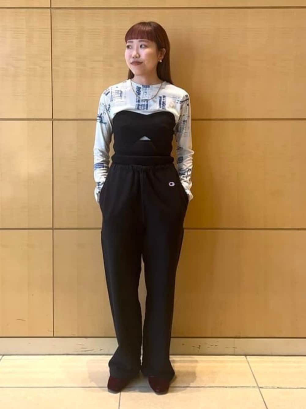 ブルー系のTシャツ/カットソー、ブラック系のチューブトップ、ブラック系のスウェットパンツを着用したレディースの春コーディネートの1枚目の写真