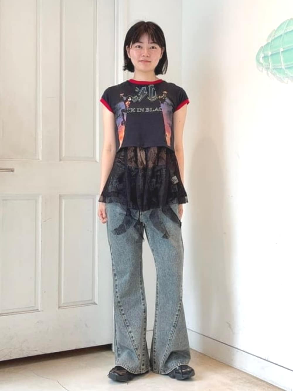 ブルー系のデニムパンツ、ブラック系のシャツ/ブラウス、ブラック系のスニーカーを着用したレディースの夏コーディネートの1枚目の写真