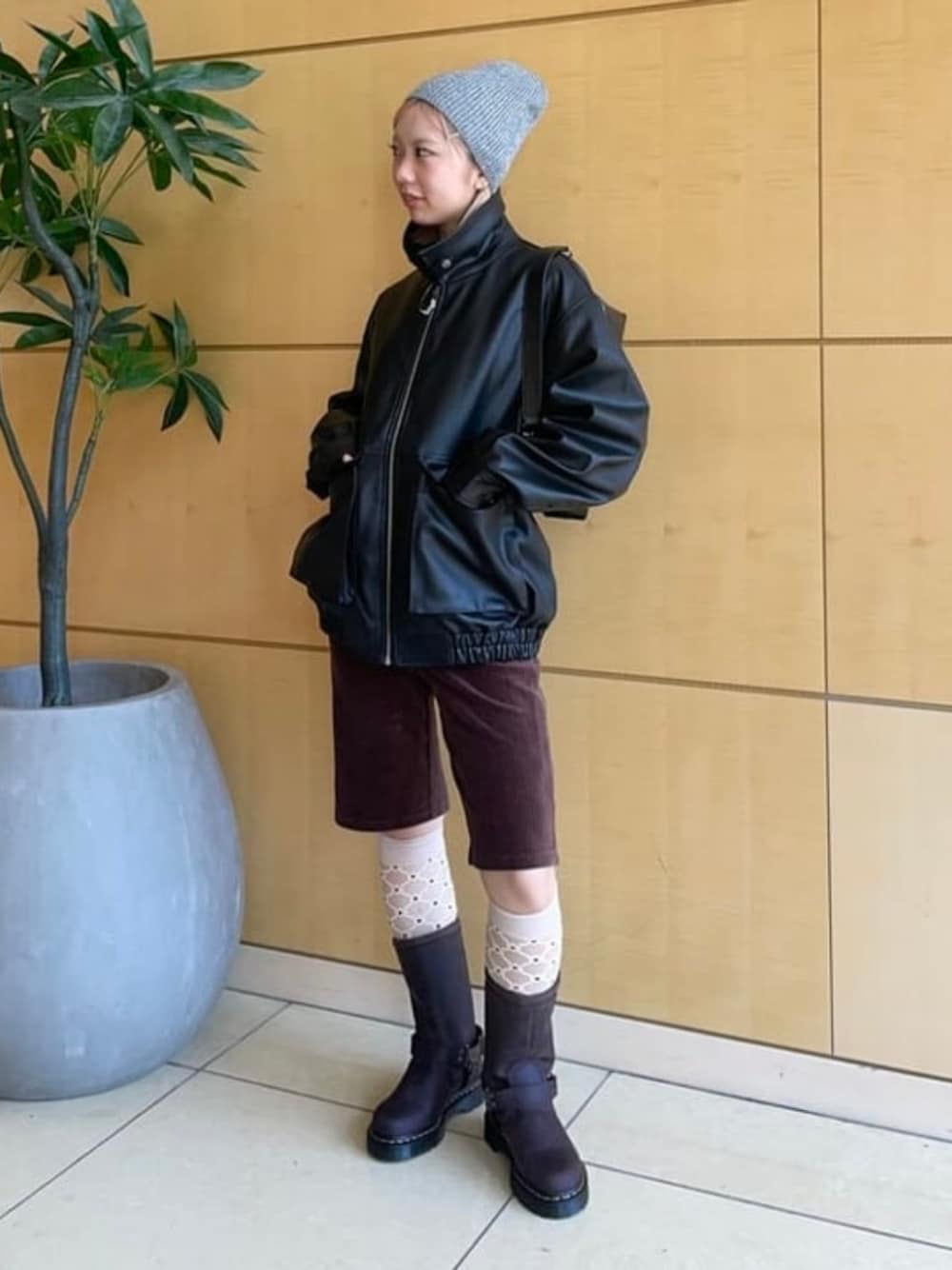 ブラウン系のその他パンツ、ブラック系のトートバッグ、ブラック系のブルゾンを着用したレディースの秋コーディネートの1枚目の写真