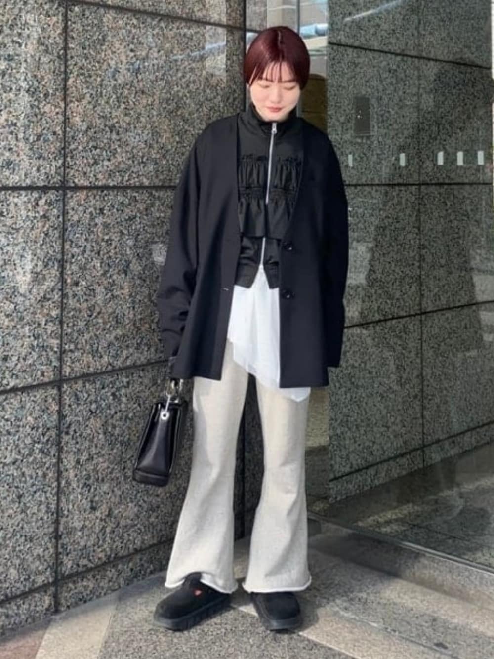ブラック系のトートバッグ、ブラック系のジャージ、ホワイト系のTシャツ/カットソーを着用したレディースの冬コーディネートの1枚目の写真