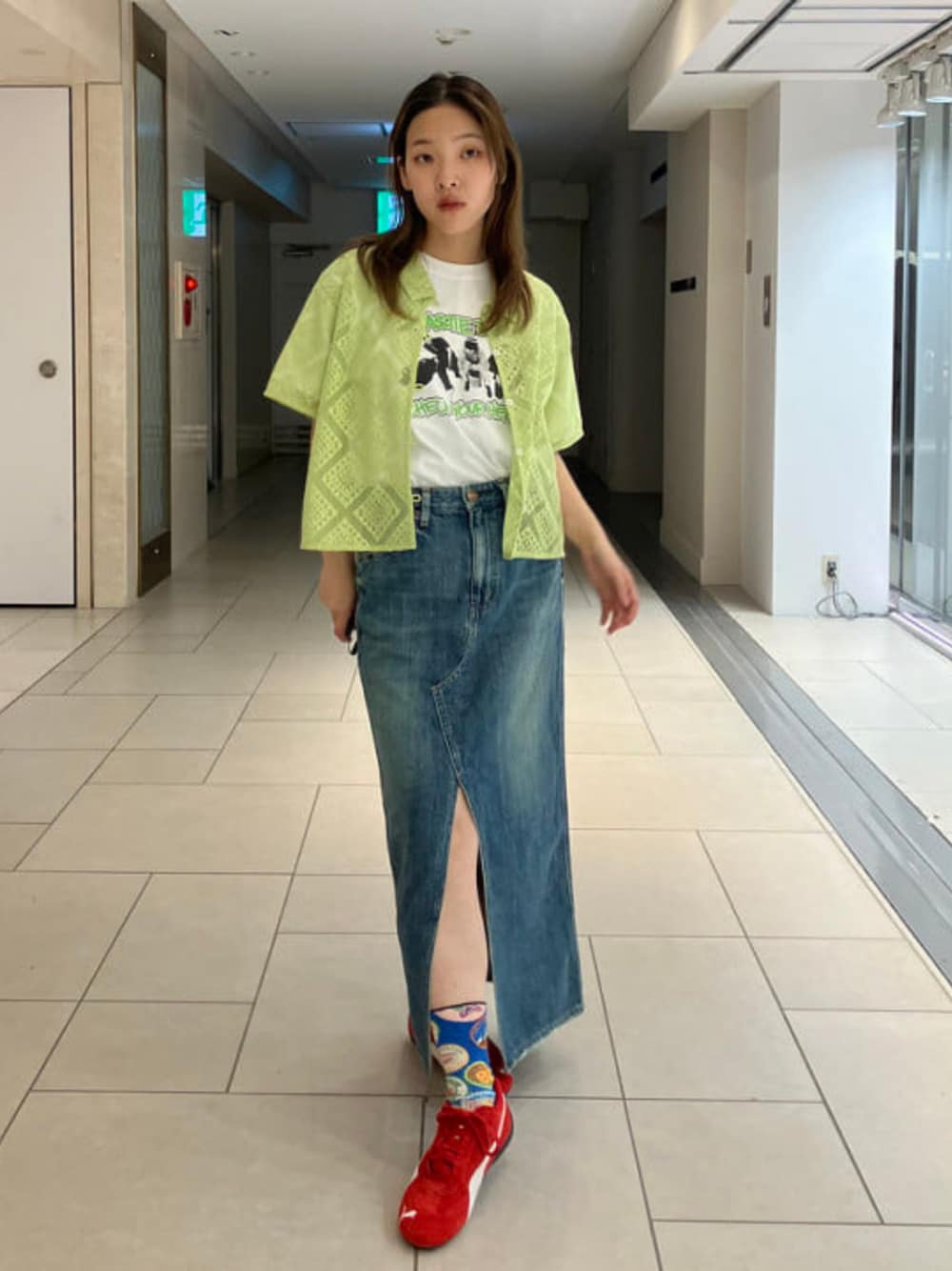 ブルー系のデニムスカート、ホワイト系のTシャツ/カットソー、グリーン系のシャツ/ブラウスを着用したレディースの夏コーディネートの1枚目の写真