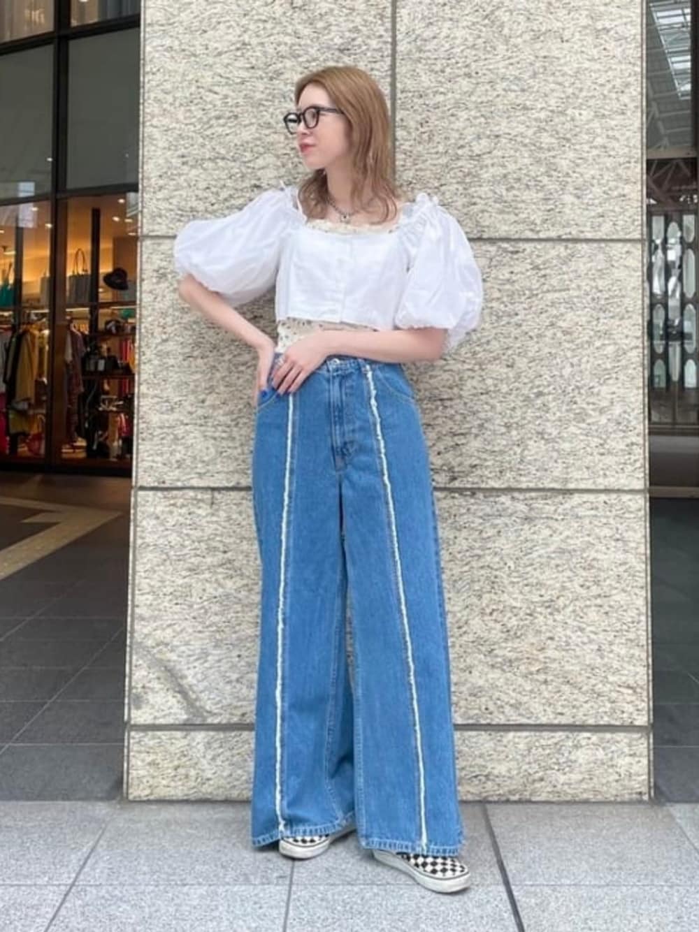 ホワイト系のシャツ/ブラウス、ブルー系のデニムパンツを着用したレディースの夏コーディネートの1枚目の写真