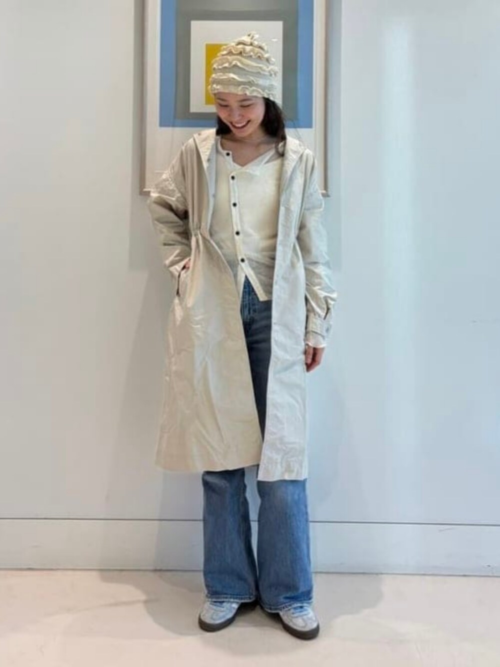 ホワイト系のその他アウター、ベージュ系のニットキャップ/ビーニーを着用したレディースの冬コーディネートの1枚目の写真