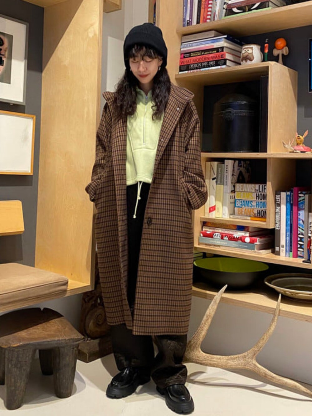 グリーン系のその他トップス、ブラウン系のその他パンツ、ブラウン系のその他アウターを着用したレディースの冬コーディネートの1枚目の写真