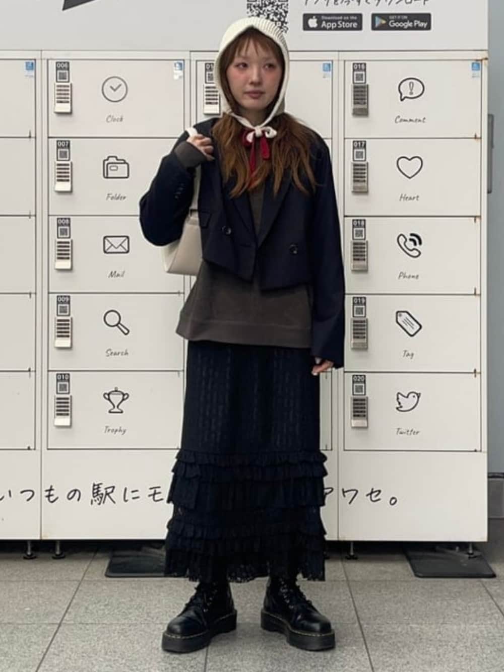 グレー系のTシャツ/カットソー、ブラック系のテーラードジャケット、ブラック系のスカートを着用したレディースの冬コーディネートの1枚目の写真