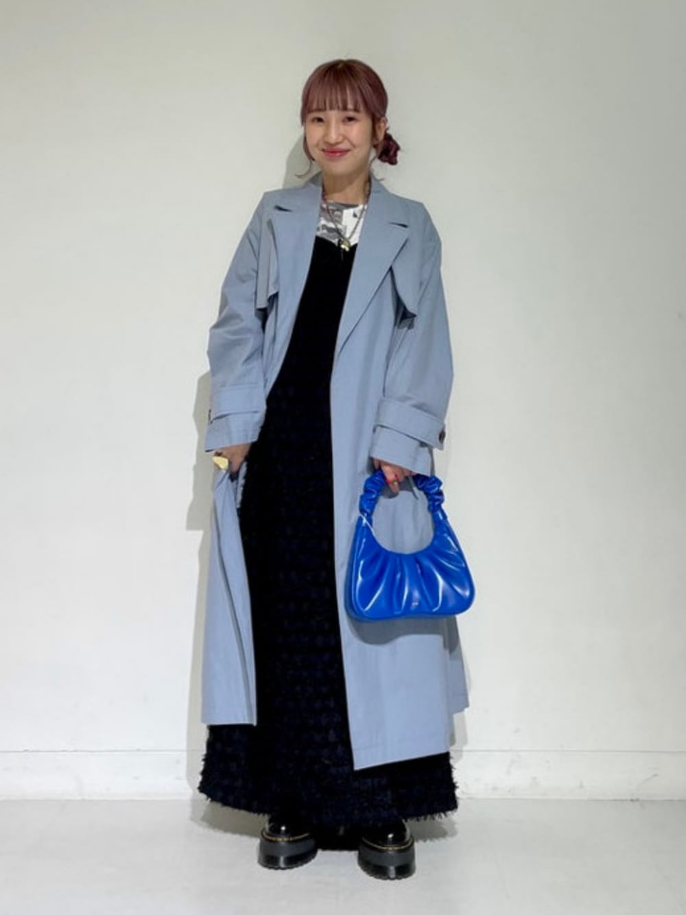 「きれいめカジュアル、ロングコート、春色、ビビッドカラー、ブーツ、大人カジュアル、シンプル、春カラー、シンプルスタイル、カラーコーデ、低身長、低身長女子、レイヤードスタイル、Ray BEAMS、ワンピース」｜「Ray BEAMSのJW PEI / Gabbi Bag（メッセンジャーバッグ、ブルー系）」を使った、Ray BEAMSさん（レディース・153cm）の冬コーディネートの1枚目の写真