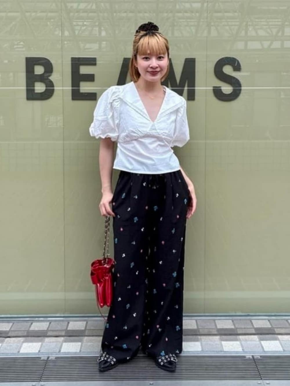 ブラック系のその他パンツ、ホワイト系のシャツ/ブラウス、ゴールド系のネックレスを着用したレディースの夏コーディネートの1枚目の写真
