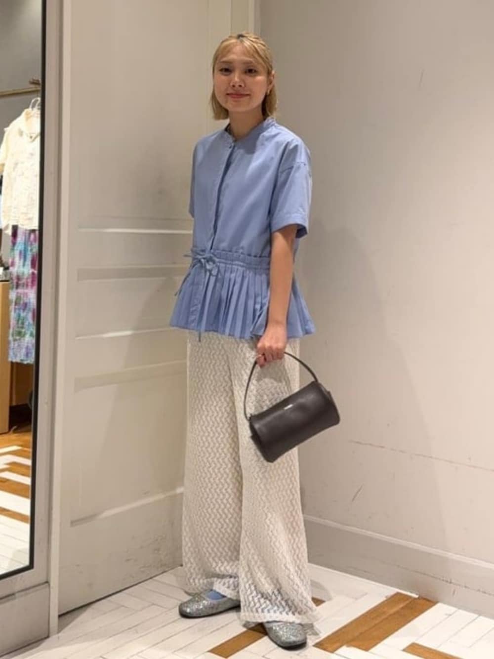 ホワイト系のその他パンツ、ブルー系のシャツ/ブラウス、ブラック系のトートバッグを着用したレディースの夏コーディネートの1枚目の写真