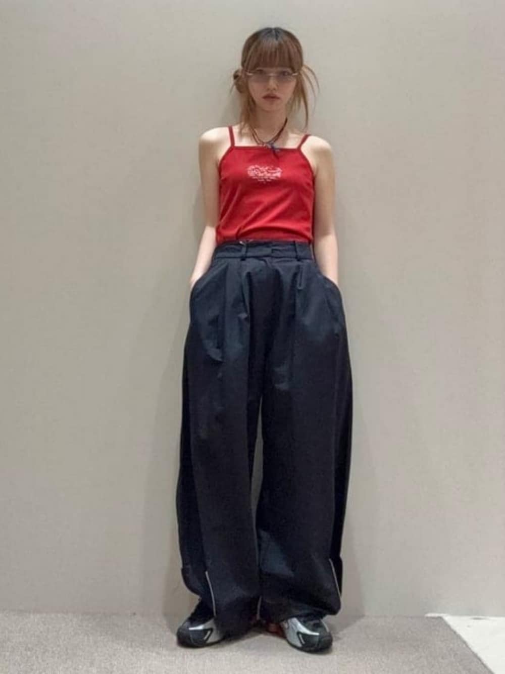ブラック系のその他パンツ、ホワイト系のTシャツ/カットソー、レッド系のネックレスを着用したレディースの夏コーディネートの1枚目の写真