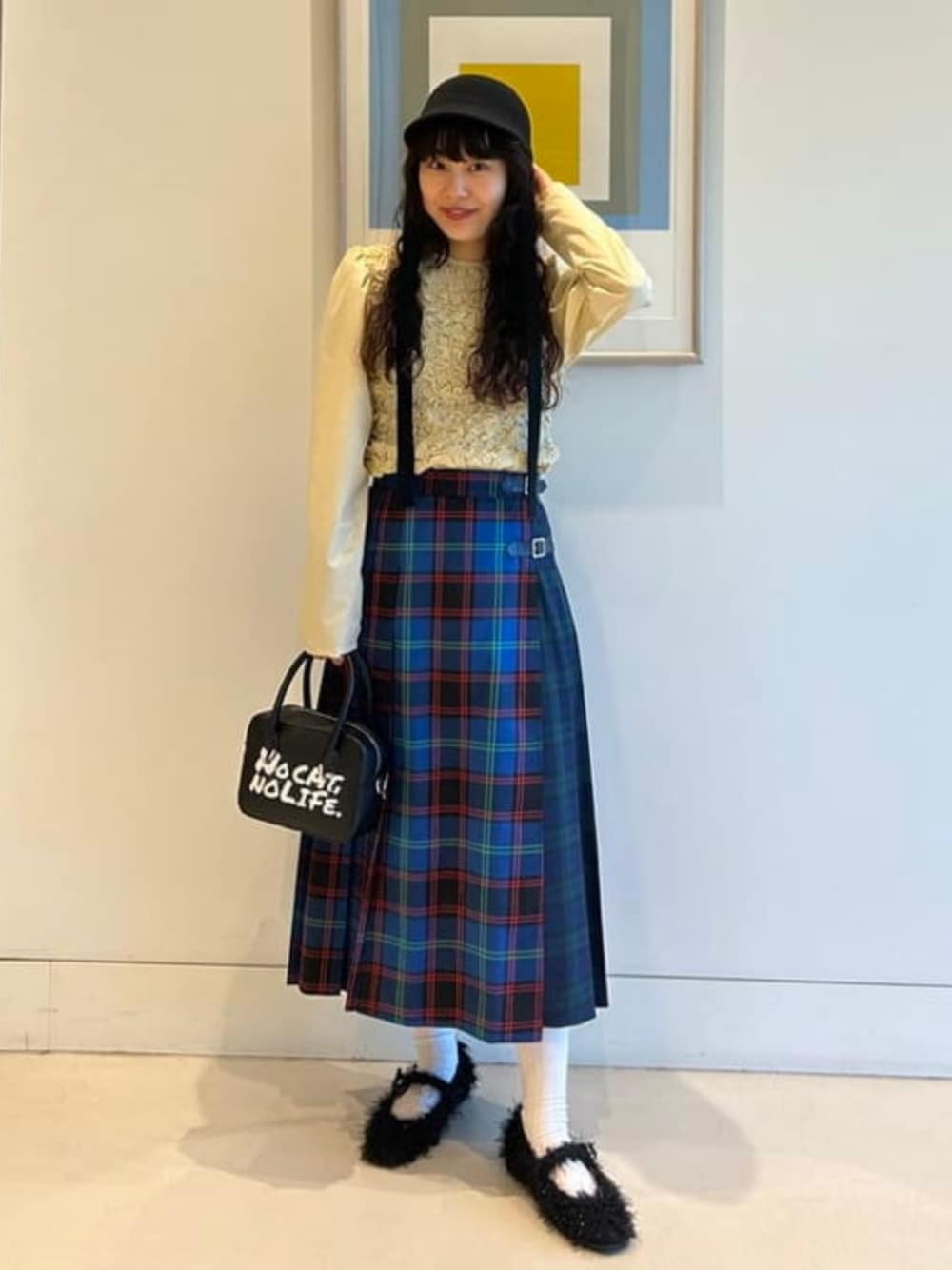 ブルー系のスカート、ブラック系のバレエシューズ、ブラック系のハンドバッグを着用したレディースの秋コーディネートの1枚目の写真