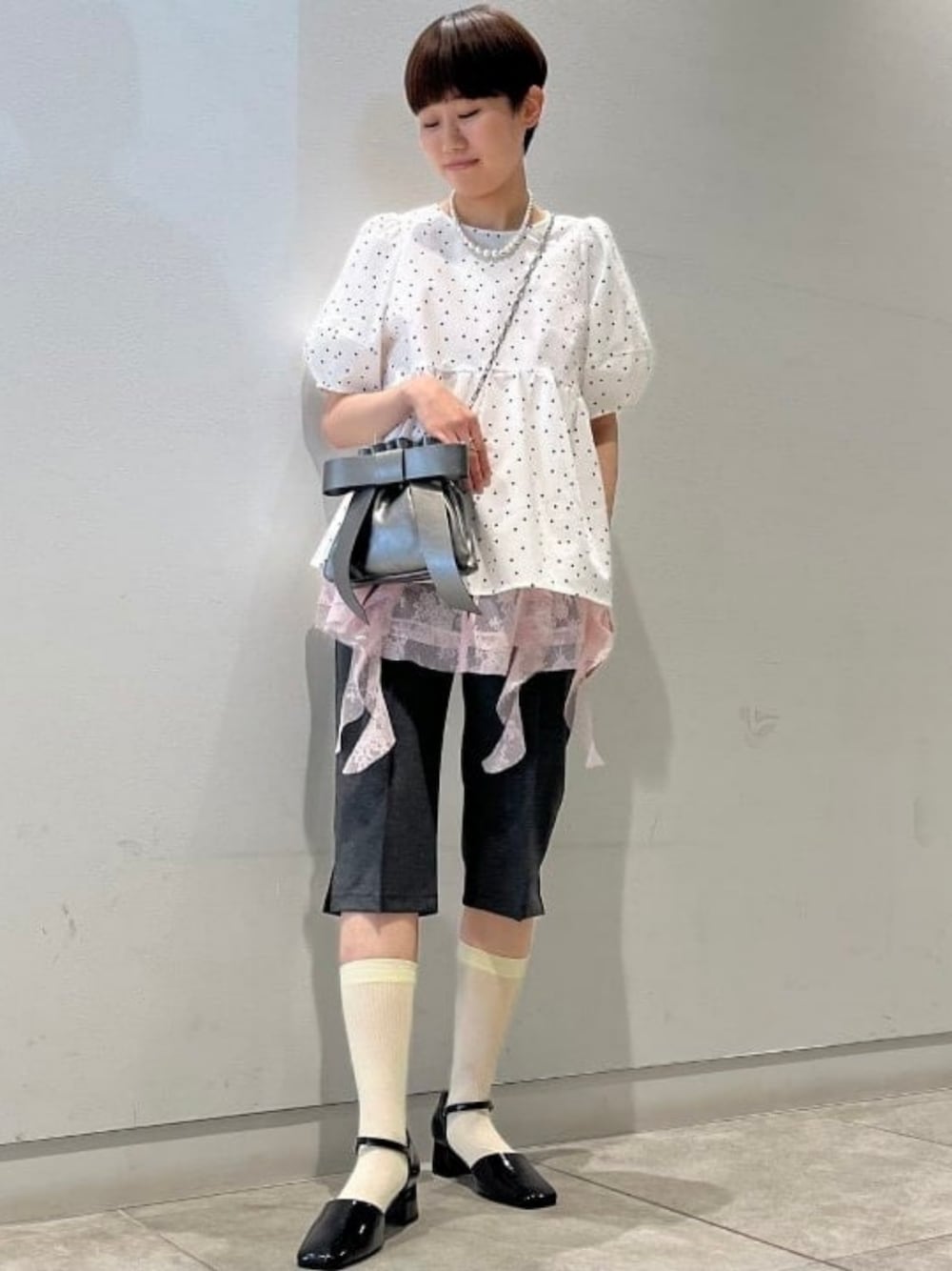 ブラック系のパンプス、ブラック系のショルダーバッグ、グレー系のその他パンツを着用したレディースの夏コーディネートの1枚目の写真