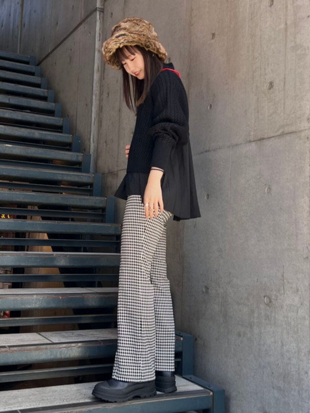 ブラック系のその他パンツ、ブラック系のニット/セーター、その他のハットを着用したレディースの冬コーディネートの1枚目の写真