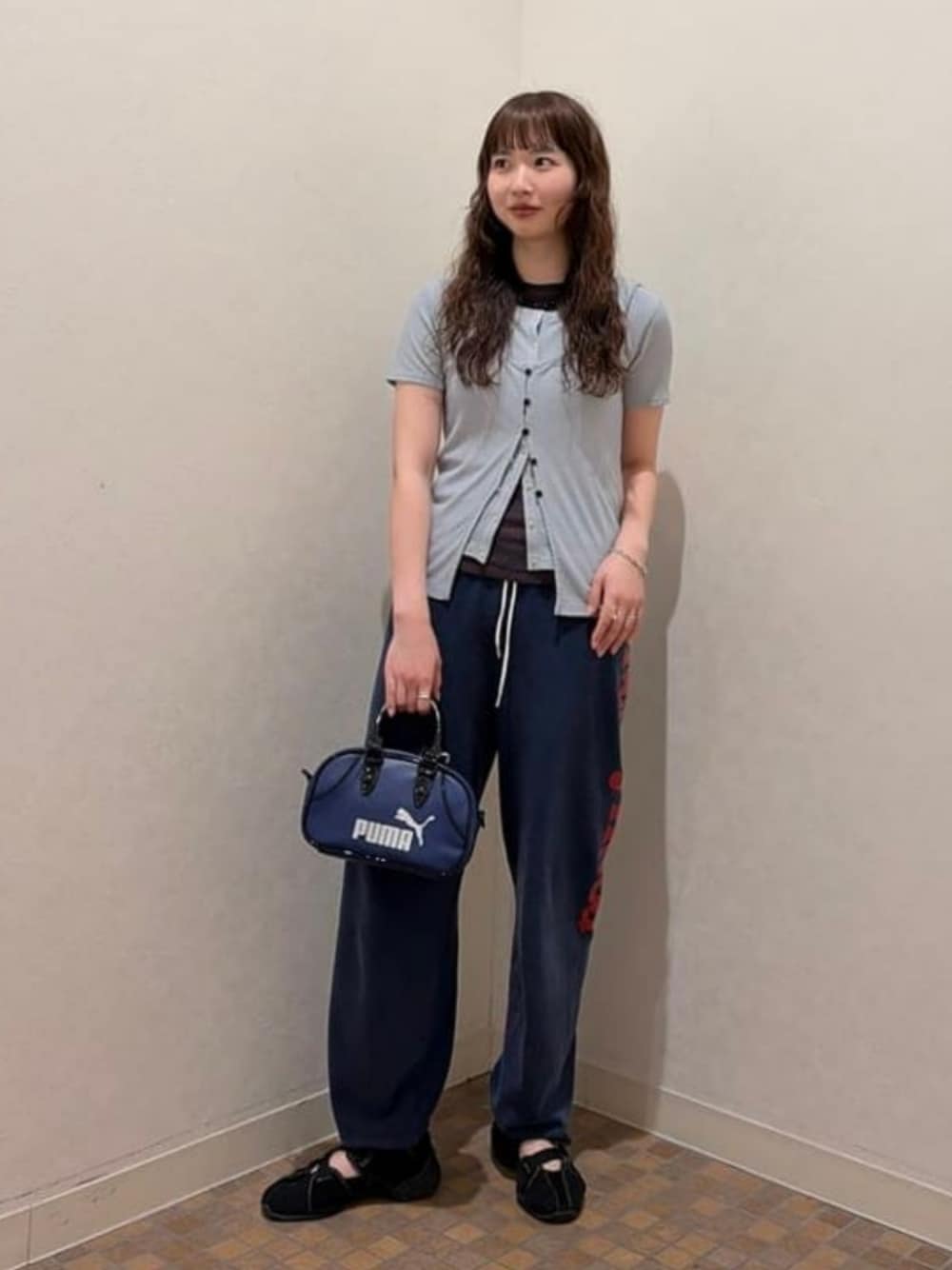 ブルー系のTシャツ/カットソー、ブルー系のハンドバッグを着用したレディースの夏コーディネートの1枚目の写真