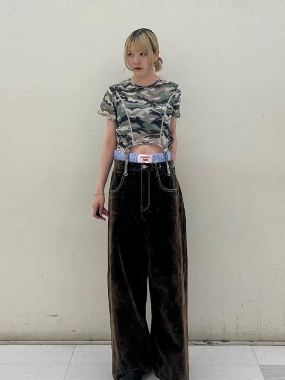 ブラウン系のその他パンツ、グリーン系のTシャツ/カットソーを着用したレディースの秋コーディネートの1枚目の写真