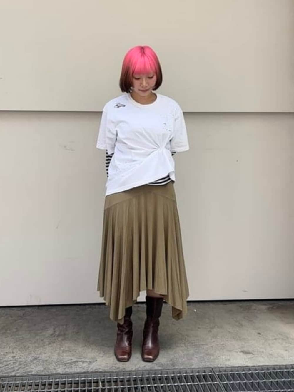 グリーン系のスカート、ホワイト系のTシャツ/カットソーを着用したレディースの夏コーディネートの1枚目の写真