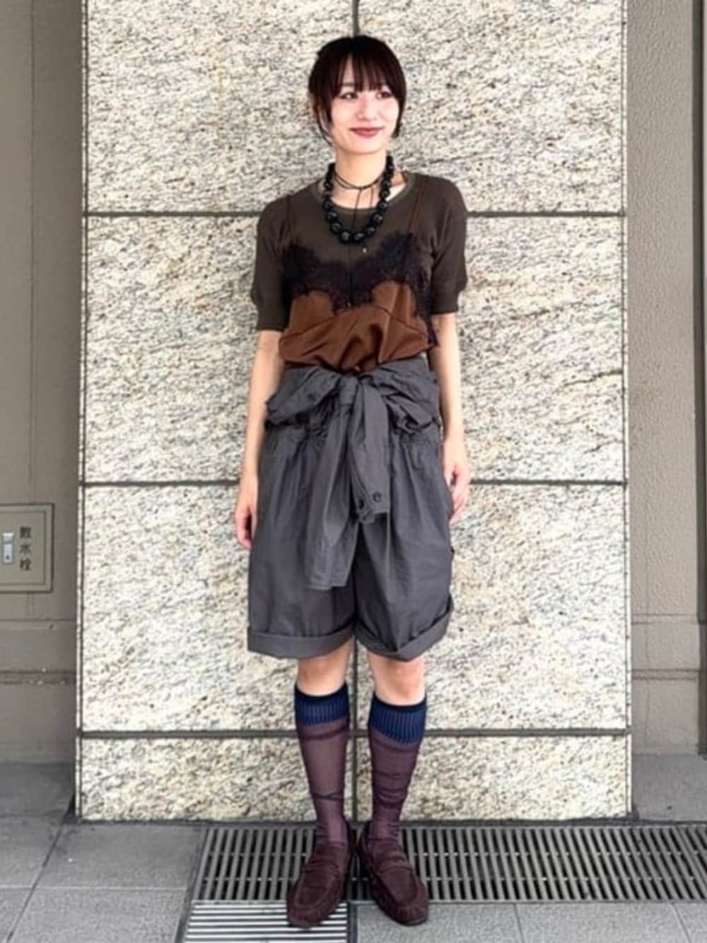 ブラウン系のシャツ/ブラウス、グリーン系のTシャツ/カットソー、レッド系のソックス/靴下を着用したレディースの夏コーディネートの1枚目の写真