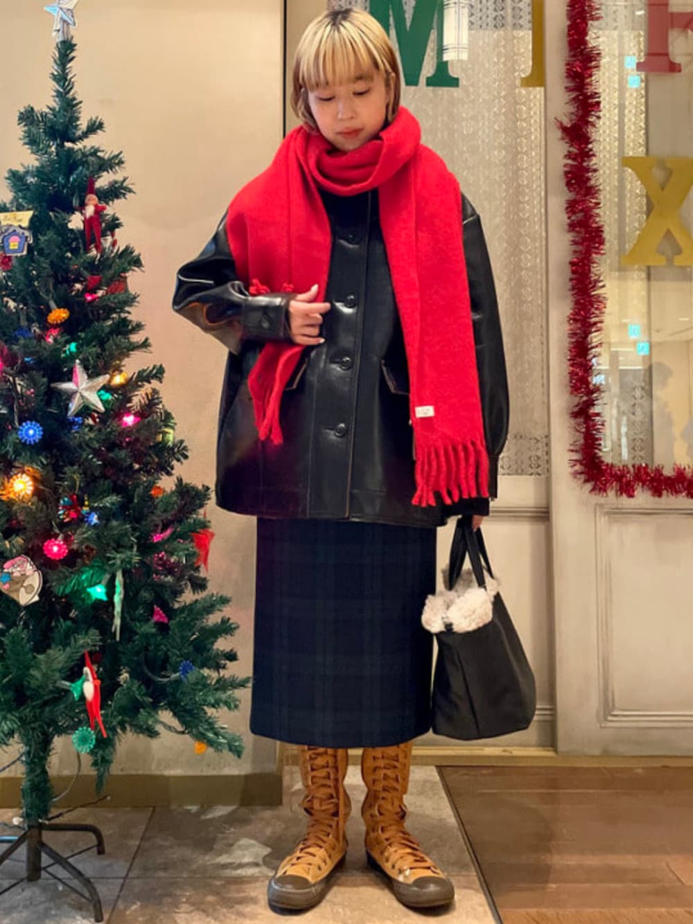 ブラック系のトートバッグ、ブラック系のブルゾン、その他のスカートを着用したレディースの秋コーディネートの1枚目の写真