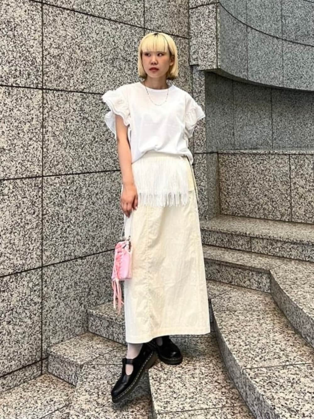 ホワイト系のTシャツ/カットソー、ホワイト系のスカート、シルバー系のネックレスを着用したレディースの春コーディネートの1枚目の写真