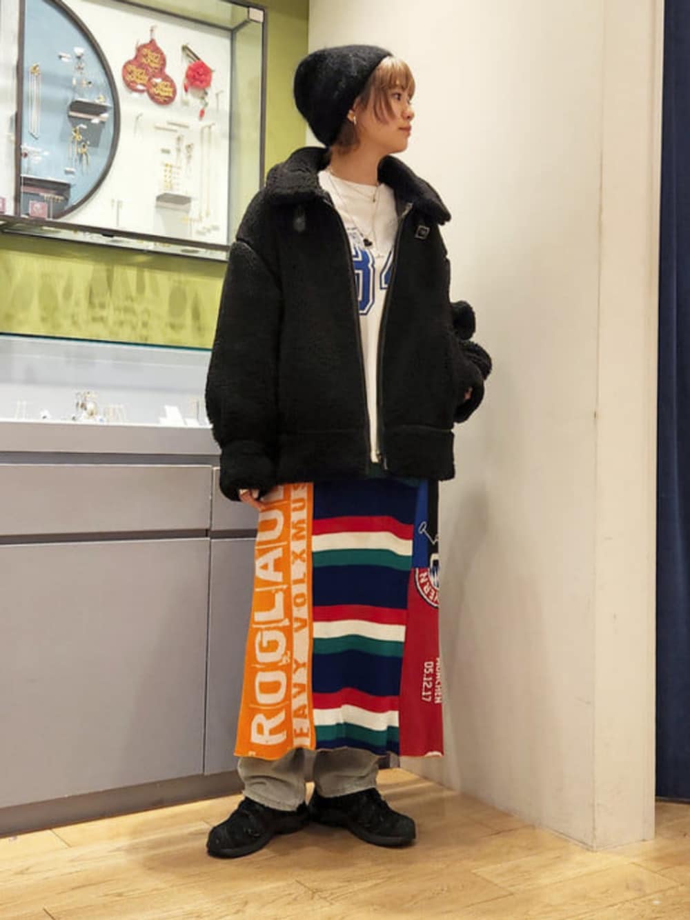 「Ray BEAMS、大人カジュアル、大人女子、スポーツミックス、ボア、ボアジャケット、ボアブルゾン、ニット帽、ロゴT、レイヤードスタイル、冬コーデ、冬アウター、古着MIX、あったかコーデ、ゆったりコーデ」｜「Ray BEAMSのRay BEAMS / アンゴラ混 ビーニー（ニットキャップ/ビーニー、ブラック系）」を使った、Ray BEAMSさん（レディース・160cm）の冬コーディネートの1枚目の写真