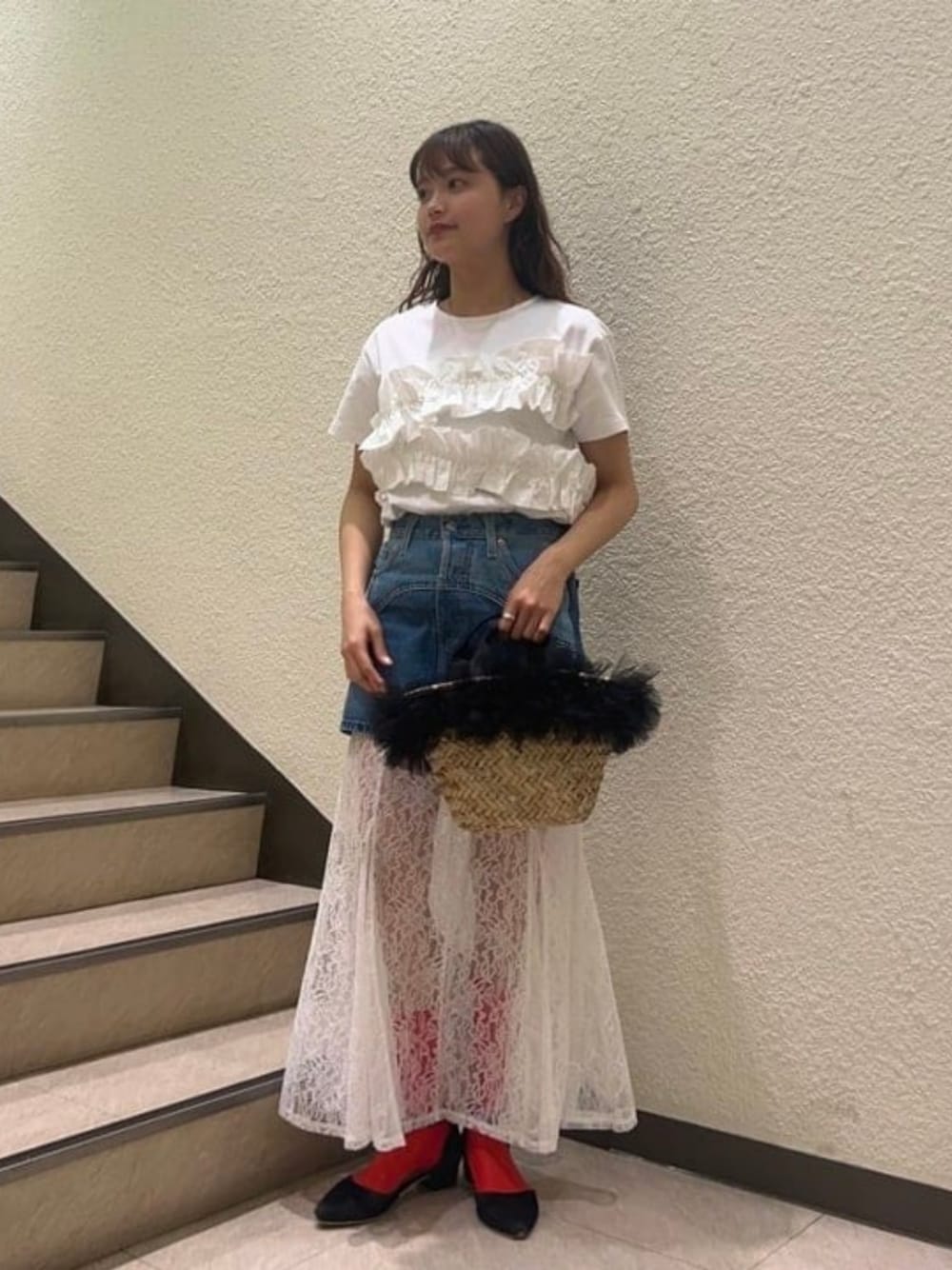 「Ray BEAMS、デニム、デニムスカート、ミニスカート、フリル、フリルトップス、半袖Ｔシャツ、Tシャツ、レーススカート、レイヤードスタイル、韓国ファッション、トートバッグ、春夏コーデ、かごバッグ、マーメイドスカート」｜「Ray BEAMSのRBS / ギャザー フリル Tシャツ（Tシャツ/カットソー、ホワイト系）」を使った、Ray BEAMSさん（レディース・158cm）の春コーディネートの1枚目の写真