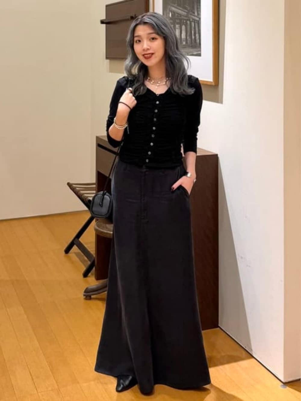 ブラック系のTシャツ/カットソー、ブラック系のスカート、ブラック系のバレエシューズを着用したレディースの秋コーディネートの1枚目の写真