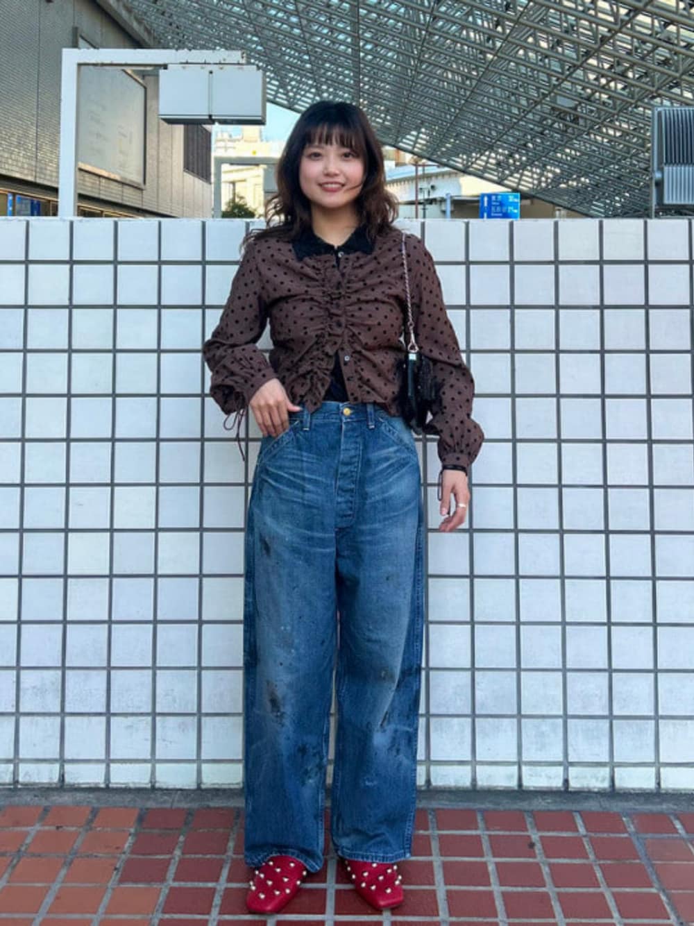 ブラック系のトートバッグ、ブラウン系のシャツ/ブラウス、ブラック系のシャツ/ブラウスを着用したレディースの冬コーディネートの1枚目の写真