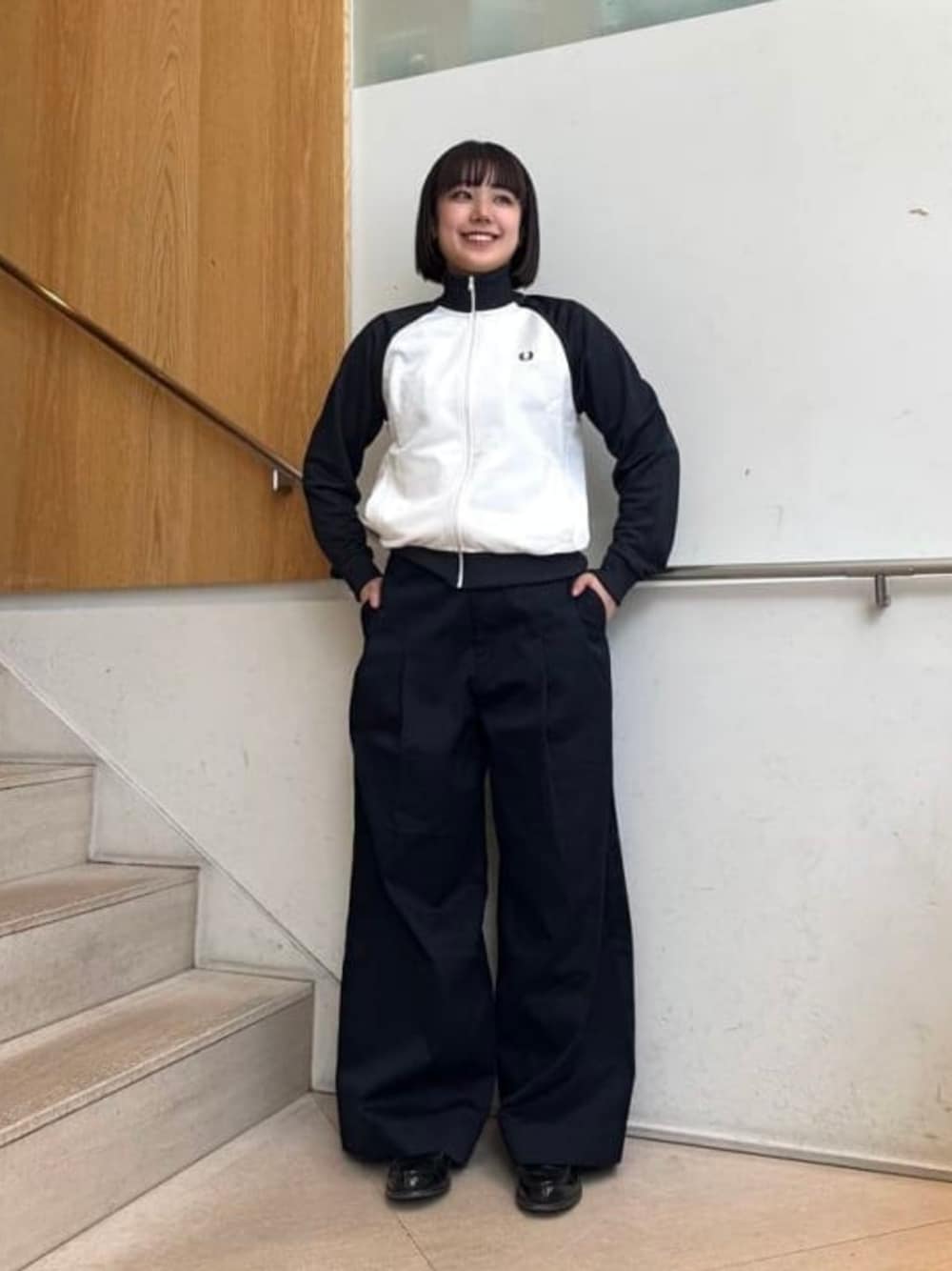 ブルー系のジャージ、ブルー系のチノパンツを着用したレディースの春コーディネートの1枚目の写真