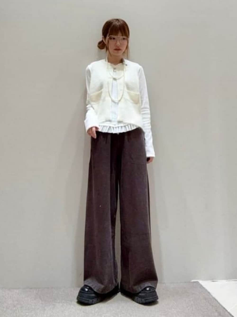 ホワイト系のTシャツ/カットソー、ホワイト系のニット/セーター、ブラウン系のスウェットパンツを着用したレディースの夏コーディネートの1枚目の写真
