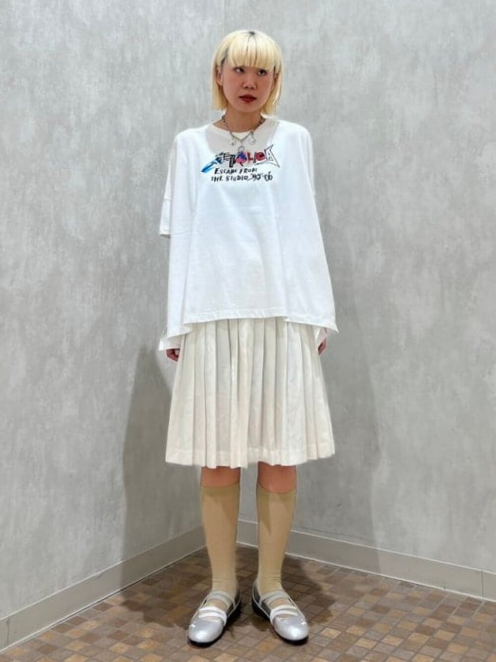 ホワイト系のTシャツ/カットソー、シルバー系のスニーカーを着用したレディースの夏コーディネートの1枚目の写真