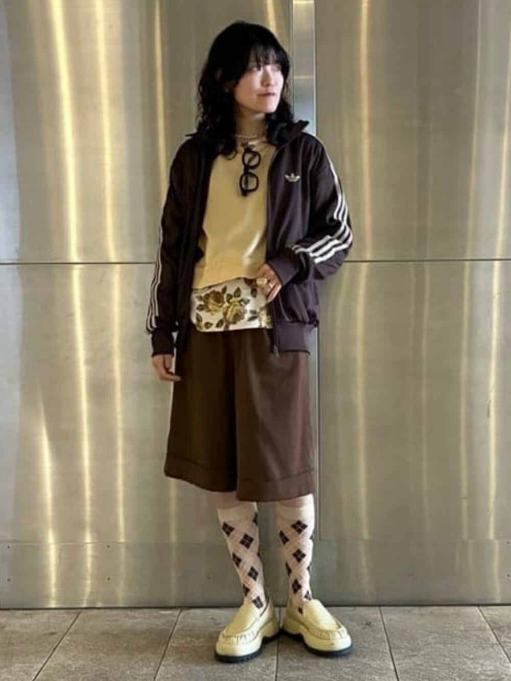 ブラウン系のジャージを着用したレディースの春コーディネートの1枚目の写真